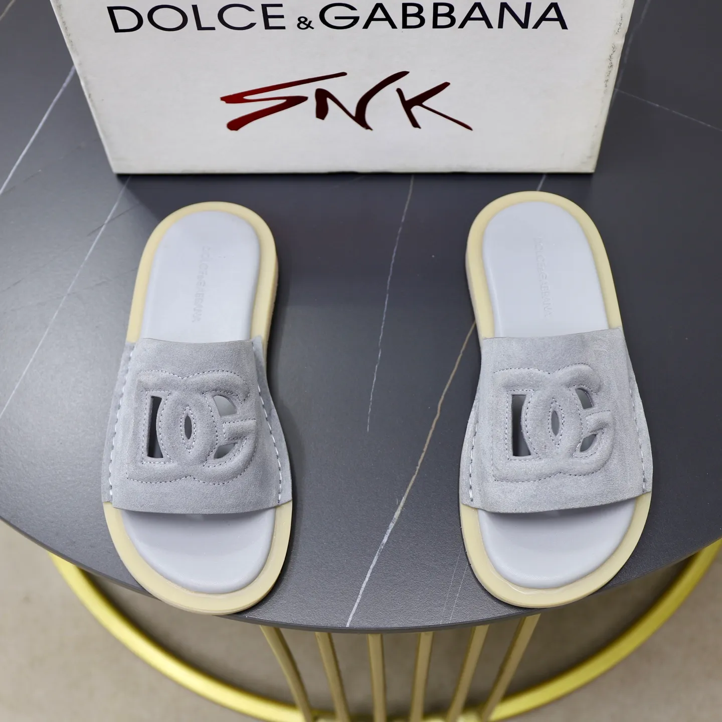 Ex-factory price: 340💰🙅‍♂️🙅‍♂️🙅‍♂️ Brand: DG Standard code: 38-44 (45 customized) Grade: Same as the official website Material: Original leather design Original lightweight wear-resistant molded outsole Style category: Men's fashion sandals Distinguished luxury brand elements Top luxury Color: Actual picture color